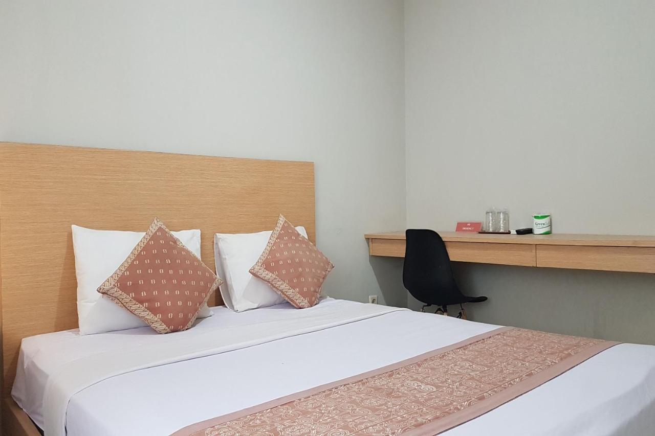 Oyo 3819 Hotel Winotosastro Джокьякарта Экстерьер фото